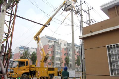 在10千伏精誠線三義和支線16號桿發熱的設備線夾進行消缺