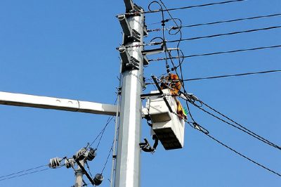 在10千伏森埠線1號桿處帶電斷接引線