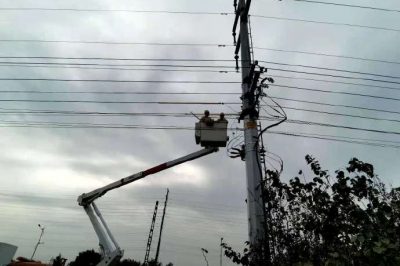 在10千伏康大線011號桿處進行帶電消缺工作