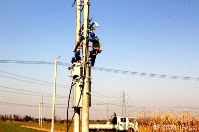 國網高唐縣供電公司為村子變壓器增容