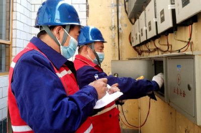 國網內丘縣供電公司組織員工對轄區內光伏用戶上門服務