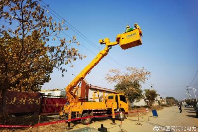 在10千伏河苑線5427路開展帶電作業