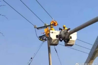 在10千伏751賈良線醫院分支7號桿更換C相隔離開關