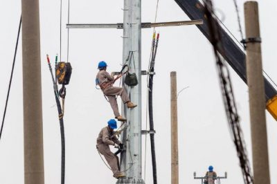 對10千伏莊家線33-56#桿開展線路維修工作