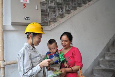 國網重慶永川供電公司員工正在開展棄管小區改造工程