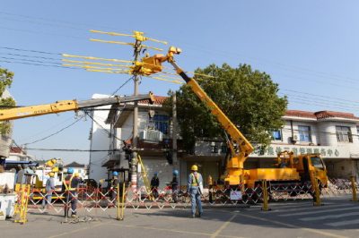 嘉興供電公司開展配網不停電更換變壓器工作