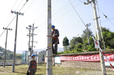 利用閑暇時間在實訓基地開展登桿培訓 .