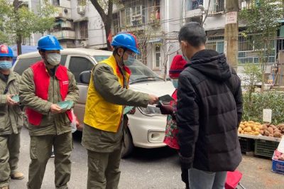 為社區孤寡老人普及用電安全知識、檢查用電安全