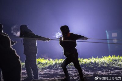 在黃集—三堡500千伏線路工程進行跨越鄭徐高鐵施工作業