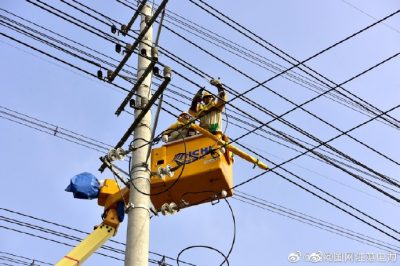 在開發區瓦浦河路10千伏蓬鎮線9號桿開展帶電接引線工作