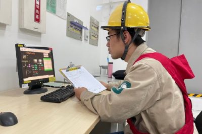 在110千伏強勝變進行221美特線停役操作