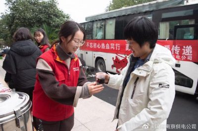 開展“不忘初心熱血通行??勇擔使命讓愛傳遞”無償獻血活動