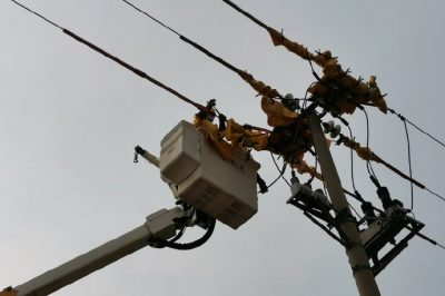 10千伏吳莊一線70號桿進行帶電加裝絕緣護套及消缺工作