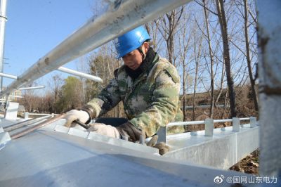 在110千伏州董線進行線路加高改造工作