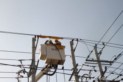 在10千伏史張線45號至46號桿之間開展新立桿作業