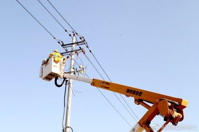 在10千伏安屯線19號桿處開展帶電作業