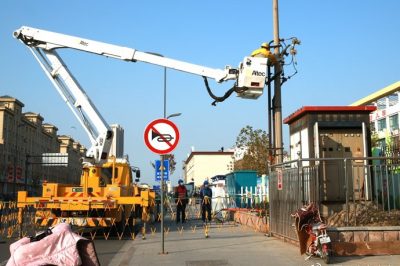 對10千伏市府線40號桿進行帶電接火作業