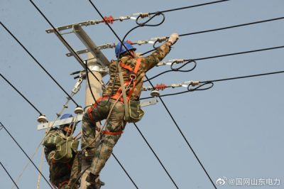 施工人員為閻莊鎮肖家河村新架設10千伏線路