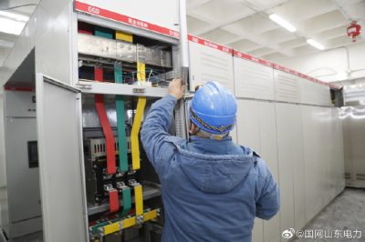 在某新建小區配套工程配電室進行電表箱、電表的安裝工作
