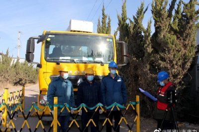 在10千伏楊家嶺工業園支線11號桿開展帶電接火作業