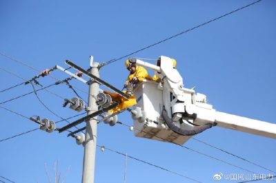 對(duì)10千伏東園線西二村支線9號(hào)桿裸鋁線安全隱患及時(shí)帶電消除