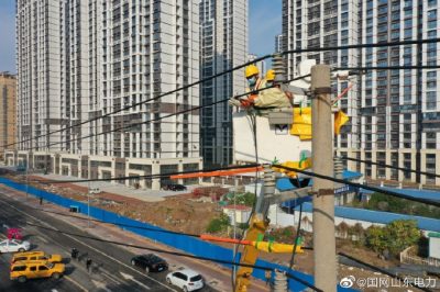 采用帶電作業法更換10千伏杜樓線10號桿令克