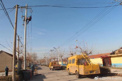 對10千伏昌西線全家嶺支線17號桿進行令克、避雷器安裝