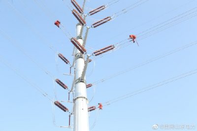 對新建線路進行防震錘、間隔棒的安裝作業