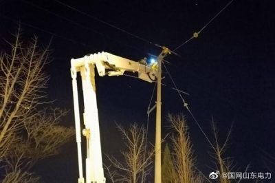 在10千伏苘東線38號桿進行帶電接火工作