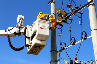 在10千伏朱崗寺線45號桿處進行帶電消缺作業