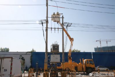 在10千伏黃莊線19號桿上開展不停電安裝接地環