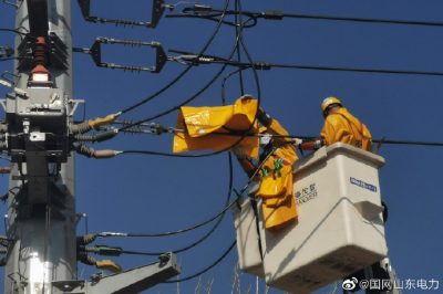 嚴寒中帶電搶修保供電