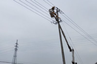 在10千伏孫化屯線28號桿李劉莊開關電源側進行帶電接火作業