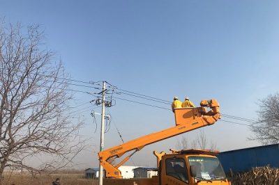 到青城鎮進行絕緣帶電消缺作業