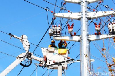 對10千伏農場線10號桿真空開關設備線夾進行帶電消缺