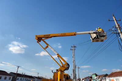 對10千伏段家線73號桿進行帶電接火作業
