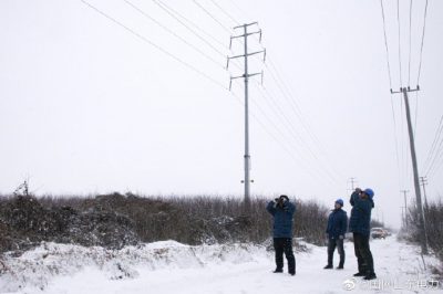 國網昌邑市供電公司輸電運檢班工作人員迎戰風雪