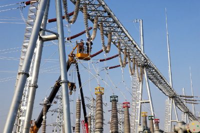 500千伏輸變電工程現場進行引流安裝作業