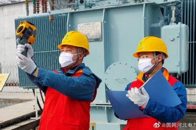 運維人員對轄區變電站進行測溫巡視