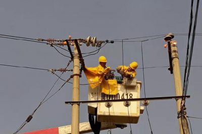在10千伏友誼031線路紀莊支線21號桿進行帶電接引流線作業