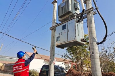 對宋屯子村的煤改電配電變壓器進行巡視及測溫工作