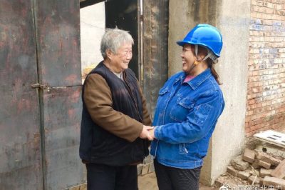 一邊幫助檢查室內用電線路，消除用電隱患