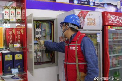 國網海興縣供電公司為村民檢查供暖設備，確保設備運行正常