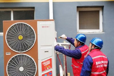 為村民檢查供暖設備，確保設備運行正常