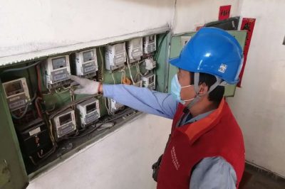 對鄉鎮居民多處電表箱進行檢修