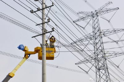 10千伏蓬鎮線9號桿開展帶電接引線工作