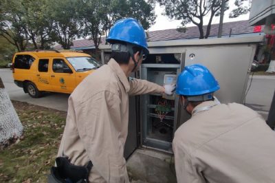 初始化集中器，對接線盒等地方的螺絲進行緊固