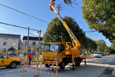 到海虞鎮周行10千伏戴壩線75號桿進行帶電作業