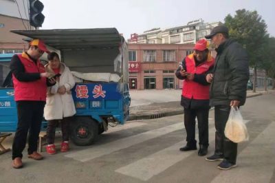 深入到街道各攤點、超市等處指導客戶登錄“網上國網”交納電費