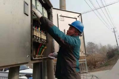 國網沛縣供電公司敬安供電所組織人員開展低電壓臺區專項治理